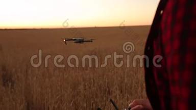 农夫双手握着遥控器，四架直升机在后台飞行。 无人<strong>飞翔</strong>，<strong>飞翔</strong>